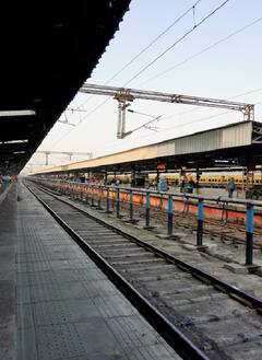 Indian Railways: प्लेटफॉर्म टिकट लेने के बाद क्या पूरे दिन रेलवे स्टेशन पर रुकने की होती है इजाजत, जानें रेलवे से जुड़ा यह नियम