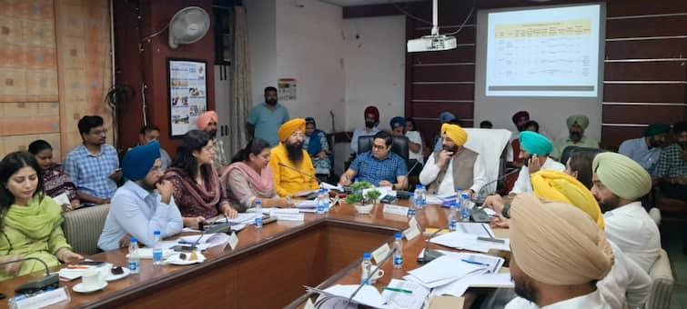 Cabinet Minister Harbhajan Singh suspends Junior Engineer PSPCL during the meeting Punjab News: ਚੱਲਦੀ ਮੀਟਿੰਗ 'ਚ ਗਰਮ ਹੋਏ ਮੰਤਰੀ, ਜੇਈ ਨੂੰ ਕੀਤਾ ਸਸਪੈਂਡ, ਕੰਪਨੀ ਦਾ ਮੁਲਾਜ਼ਮ ਵੀ ਚੜ੍ਹਿਆ ਅੜਿੱਕੇ