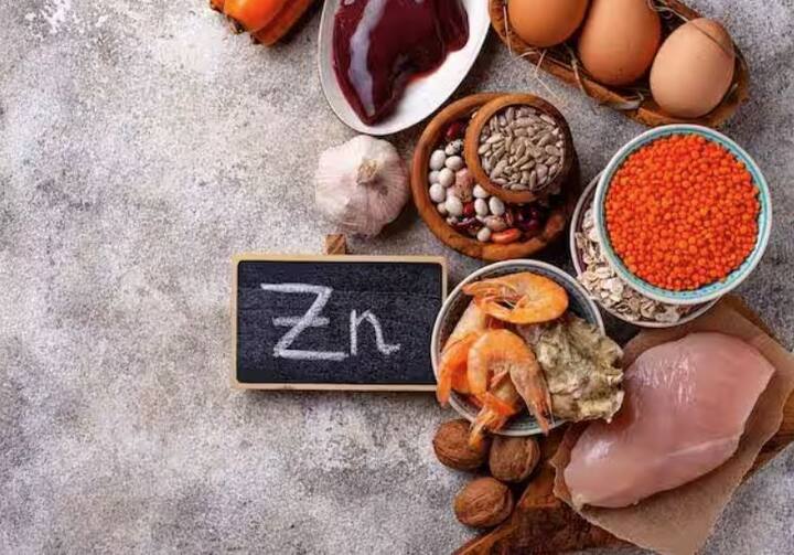 ਸਰੀਰ ਨੂੰ ਮਜ਼ਬੂਤ ​​ਅਤੇ ਸਿਹਤਮੰਦ ਬਣਾਉਣ ਲਈ ਸਿਹਤ ਮਾਹਿਰ ਕਈ ਤਰ੍ਹਾਂ ਦੇ ਪੋਸ਼ਕ ਤੱਤਾਂ ਜਿਵੇਂ ਪ੍ਰੋਟੀਨ, ਕੈਲਸ਼ੀਅਮ ਅਤੇ ਕਈ ਤਰ੍ਹਾਂ ਦੇ ਵਿਟਾਮਿਨ ਅਤੇ ਖਣਿਜਾਂ ਬਾਰੇ ਦੱਸਦੇ ਹਨ। ਖਣਿਜਾਂ ਦੀ ਗੱਲ ਕਰੀਏ ਤਾਂ ਸਰੀਰ ਨੂੰ ਮਜ਼ਬੂਤ ​​ਬਣਾਉਣ ਲਈ ਜ਼ਿੰਕ ਨੂੰ ਬਹੁਤ ਮਹੱਤਵ ਦਿੱਤਾ ਜਾਂਦਾ ਹੈ। ਜ਼ਿੰਕ ਸਾਡੇ ਸਰੀਰ ਦੀ ਸੁਰੱਖਿਆ ਢਾਲ ਨੂੰ ਮਜ਼ਬੂਤ ​​ਬਣਾਉਂਦਾ ਹੈ ਤਾਂ ਜੋ ਅਸੀਂ ਬਿਮਾਰੀਆਂ ਤੋਂ ਬਚ ਸਕੀਏ। ਸਰੀਰ ਦੀ ਇਮਿਊਨ ਸਿਸਟਮ ਨੂੰ ਮਜ਼ਬੂਤ ​​ਕਰਨ ਲਈ ਜ਼ਿੰਕ ਬਹੁਤ ਜ਼ਰੂਰੀ ਮੰਨਿਆ ਜਾਂਦਾ ਹੈ।