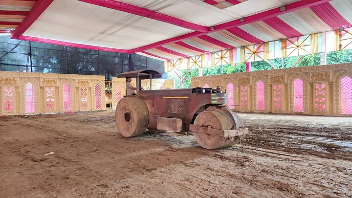 इस्कॉन द्वारका के उपाध्यक्ष श्रीगौर प्रभु ने बताया कि इस्कॉन मंदिर द्वारका में अनोखे भगवान कृष्ण के जन्मोत्सव की तैयारियां शुरू हो गई हैं. इस बार जन्माष्टमी पर 5 लाख श्रद्धालुओं के आने की संभावना है. दो दिनों तक चलने वाले श्रीकृष्ण जन्मोत्सव के दौरान कई सांस्कृतिक कार्यक्रमों का भी आयोजन किया जा रहा है.