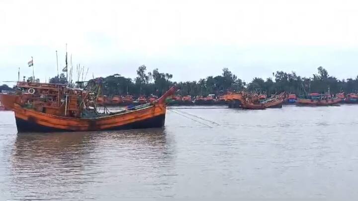 অনেক এলাকায় জল ঢুকছে। আজ ও আগামীকাল মৎস্যজীবীদের সমুদ্র যেতে নিষেধ করা হয়েছে।