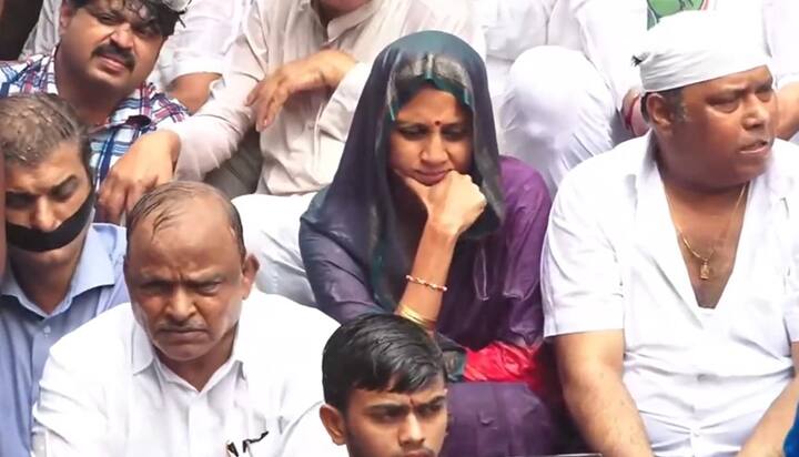 तर सुप्रिया सुळे यादेखील भर पावसात आंदोलनाच्या ठिकाणीच बसले होते. भर पावसात सुप्रिया सुळे डोक्यावर पदर घेऊन बसल्या होत्या.