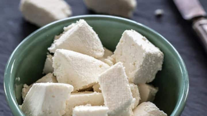 घर पर पनीर बनाना काफी मुश्किल होता है. इसीलिए लोग ज्यादातर मार्केट से ही पनीर खरीदने हैं. लेकिन मार्केट में मिलावटी पनीर भी मिलता है.