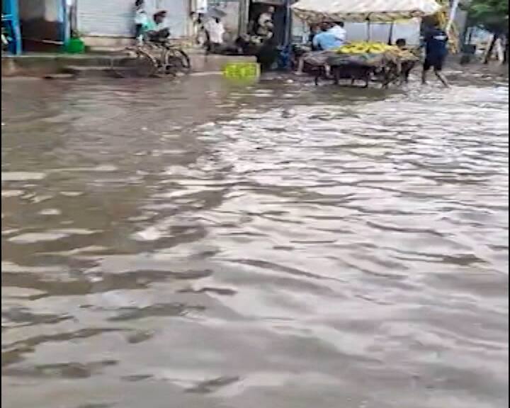 છોટા ઉદેપુર જિલ્લામાં 11 રસ્તાઓ, નર્મદા જિલ્લામાં 8 રસ્તાઓ, નવસારી જિલ્લામાં 6 રસ્તાઓ અને સુરત જિલ્લામાં 5 રસ્તાઓ વાહન વ્યવહાર માટે બંધ કરવામાં આવ્યા છે.