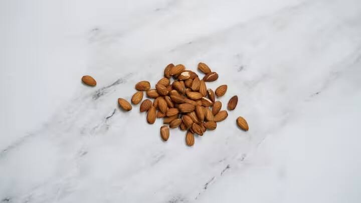 આ સિવાય બદામમાં રોબોફ્લેવિન અને એલ-કાર્નેટીન જેવા તત્વો હોય છે, જે ખાસ કરીને મગજના કોષોને રિપેર કરવાનું કામ કરે છે. જેના કારણે મન હંમેશા સક્રિય રહે છે.