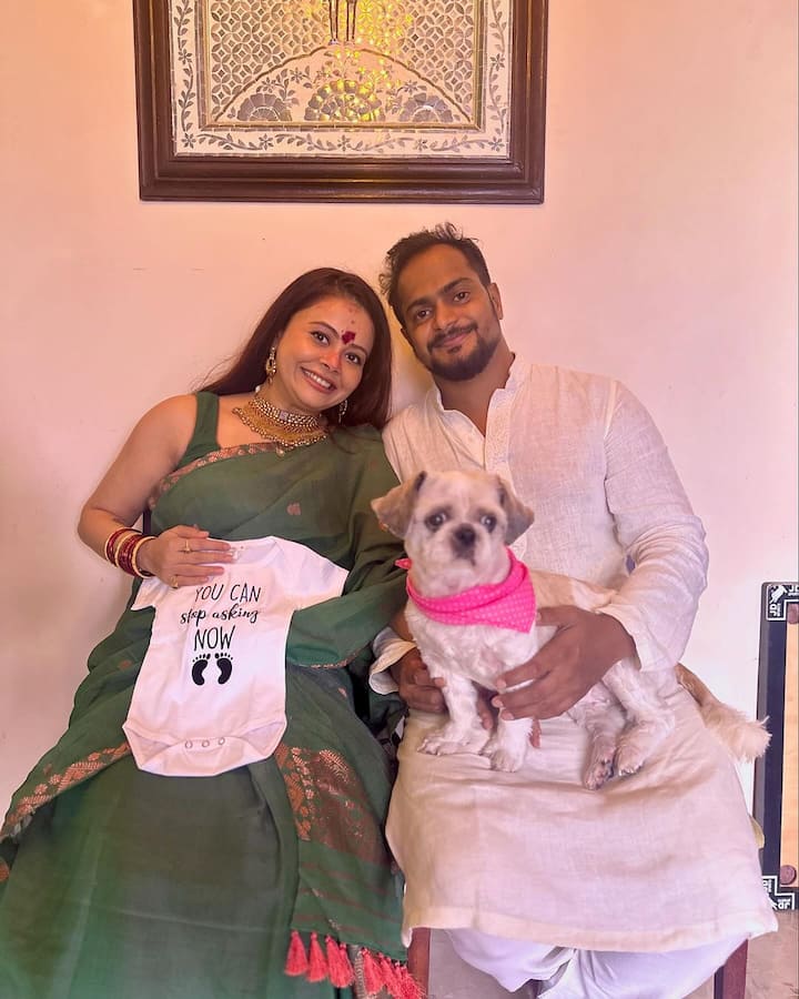 टीवी की पॉपुलर एक्ट्रेस देवोलीना भट्टाचार्जी का नाम भी इस लिस्ट में हैं. एक्ट्रेस ने कुछ दिनों पहले सोशल मीडिया पर अपनी प्रेग्नेंसी का ऐलान किया था.