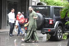 पापा सैफ और मॉम करीना के साथ नाना-नानी के घर पहुंचे तैमूर-जेह, एक्टर के पठानी लुक ने खींचा फैंस का ध्यान