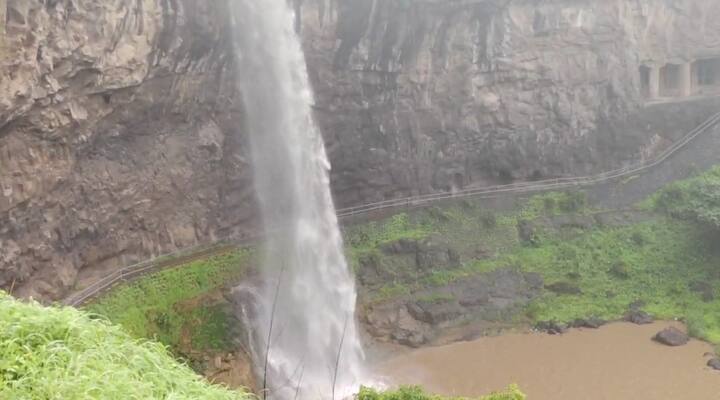 लेणी परिसरातील वाहणारे धबधबे बघण्यासाठी शनिवार रविवार असलेल्या सुट्टीमुळे वेरूळ येथे पर्यटन वाढण्याची शक्यता आहे.