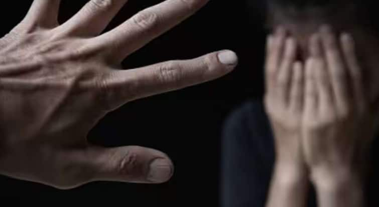 14 year old girl assaulted by accused on his parole Infuriating incident in Sangli city Sangli Crime News : पॅरोलवर असलेल्या गुन्हेगाराकडून 14 वर्षीय मुलीवर अत्याचार; सांगली शहरातील संतापजनक घटना 