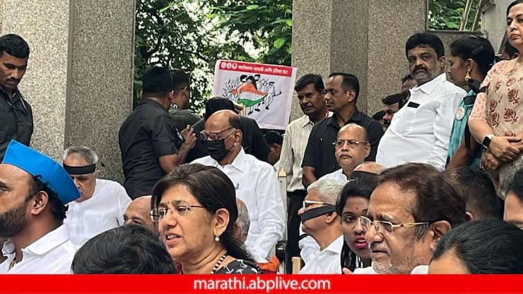 Pune NCP Sharad Pawar supriya sule and many leaders Protest Against Badlapur incident in rain Latest Marathi News Pune Muk Morcha: पुण्यात बदलापूर घटनेच्या निषेधार्थ मविआचं आंदोलन; भर पावसात शरद पवारांसह 'हे' नेते काळी फित बांधून उपस्थित