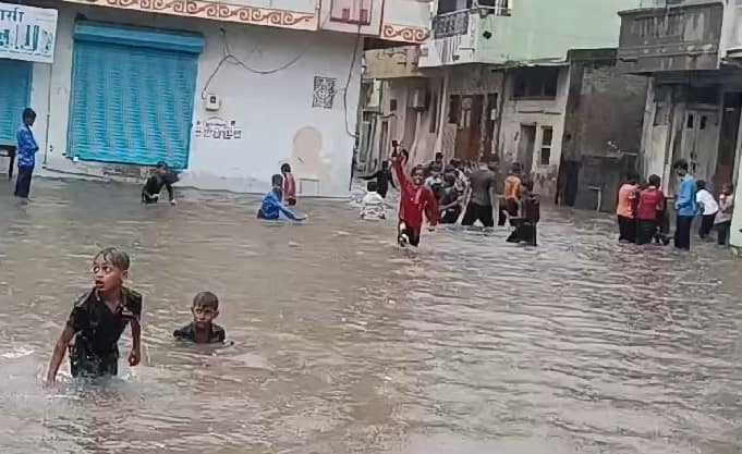 Monsoon Update News gujarat seven districts situation is very bad due to heavy rainfall in last two day rain forecast Monsoon: વરસાદના કારણે આ 7 જિલ્લાની સ્થિતિ ખરાબ, સીએમે મોડી રાત્રે કલેક્ટરોને ફોન કરીને શું કરી સૂચના, જાણો