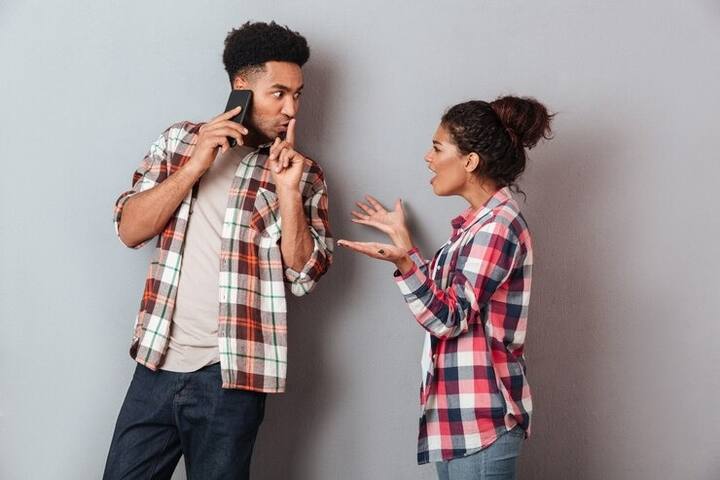 जब भी आप समय निकालकर उनसे मिले, तो उन पलों को खास बनाने की कोशिश करें. आप उन्हें सरप्राइज दे सकते हैं या फिर कुछ गिफ्ट भी दे सकते हैं.