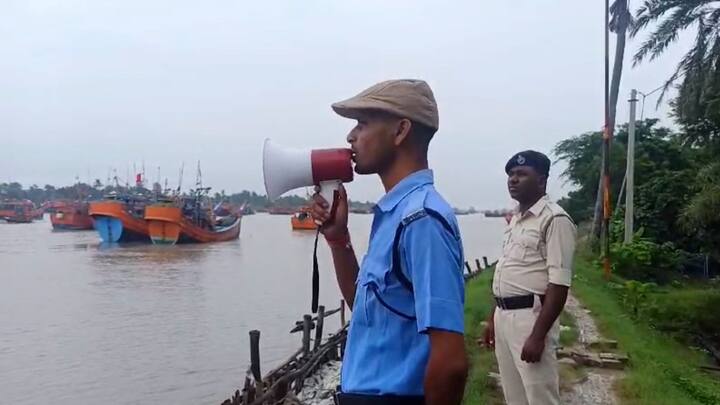 টানা বৃষ্টি ও জলস্তর বৃদ্ধি পাওয়ায় সুন্দরবনের নামখানা, সাগর, পাথরপ্রতিমা, গোসাবায় বাঁধে ধস নেমেছে।