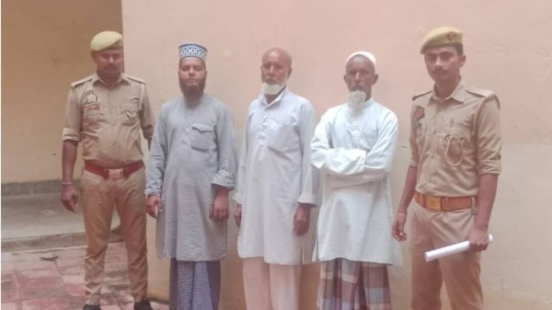 सरकारी स्कूल पर कब्जा करने के आरोप में तीन मौलवी गिरफ्तार, प्रधानाध्यापक को नोटिस जारी Sonbhadra Maulvis occupying government school accused three arrested headmaster notice issued ann सरकारी स्कूल पर कब्जा करने के आरोप में तीन मौलवी गिरफ्तार, प्रधानाध्यापक को नोटिस जारी