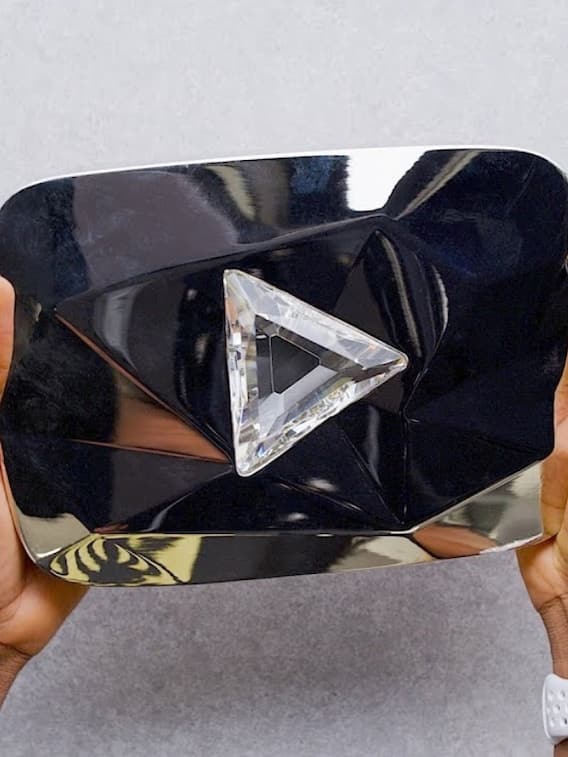 यूट्यूब पर डायमंड बटन कब मिलता है, उसकी कीमत कितनी है, और उससे कितनी कमाई होती है?