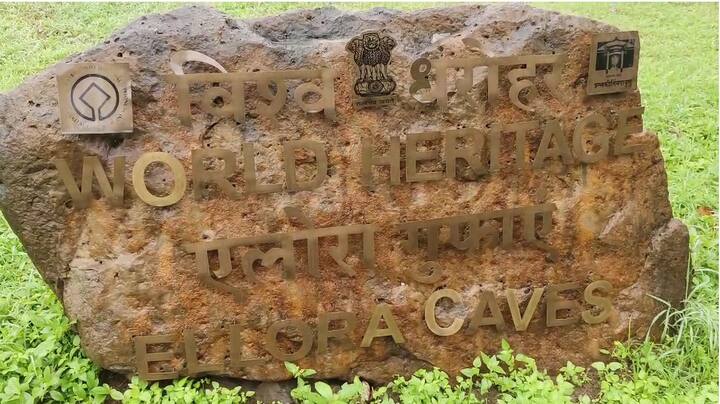 खुलताबादपासून अवघ्या तीन किलोमीटर अंतरावर असलेल्या वेरूळ लेणी परिसरातील सीता न्हानी धबधबा पांढऱ्या शुभ्र जलधारांनी ओसंडून वाहत आहे.