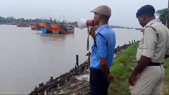 নিম্নচাপের দোসর ঘূর্ণাবর্ত। জোড়া ফলায় দক্ষিণবঙ্গে ভারী থেকে অতি ভারী বৃষ্টির সতর্কতা রয়েছে।