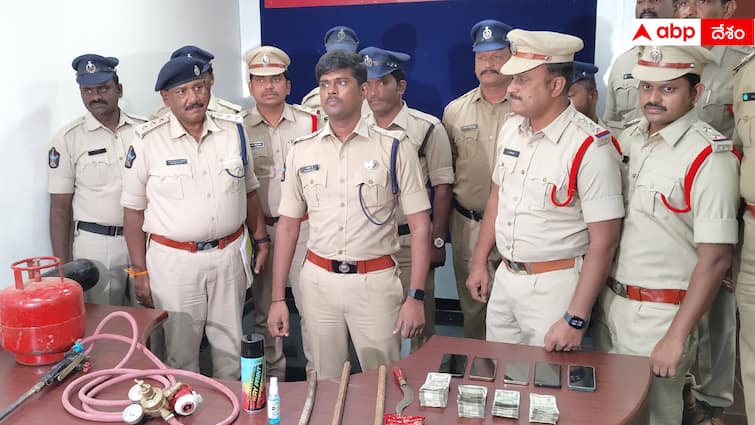 Anantapur Crime News Police Arrested Interstate Robbers Gang in haryana Crime News: ఖాకీ సినిమా స్టైల్ లో ఏటీఎంల్లో చోరీలు, హర్యానా గ్యాంగ్‌ను అరెస్ట్ చేసిన అనంతపురం పోలీసులు