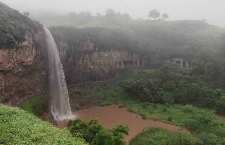 हा धबधबा पावसाळ्यात पर्यटकांचे विशेष आकर्षण असतो. यामुळे पर्यटकांत आनंदांचे वातावरण निर्माण झालं आहे.