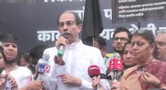 भर पावसात उद्धव ठाकरेंकडून काळ्या फिती बांधून आंदोलन, शिवसेना भवनाबाहेर बदलापूर घटनेचा निषेध!