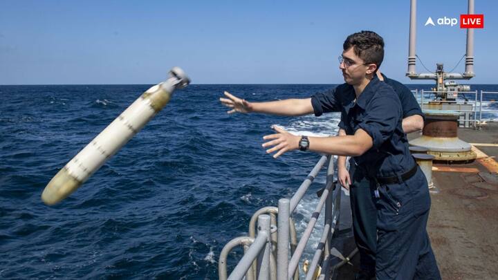 पनडुब्बी की सबसे बड़ी ताकत छिपकर हमला करना है. इन्हें लंबे समय तक घात लगाने और बिना नजर में आए अटैक करने के लिए बनाया गया है. अगर दुश्मन के पनडुब्बी का पता लगा लिया जाए तो उसे खत्म करना आसान होता है. दूसरी ओर अपने युद्धपोत की सुरक्षा के लिए भी जरूरी है कि पनडुब्बी का पता लगाया जाए. सोनोब्वाय इसी काम के लिए बना है.