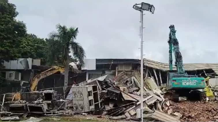 Actor Nagarjuna Convention Centre Demolished WATCH Hyderabad Authorities Begin Demolition N Convention Hall Shilparamam On Cam: Actor Nagarjuna's Convention Centre Bulldozed By Authorities In Hyderabad