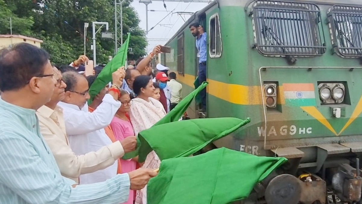 Bharat Darshan Train: बेतिया से खुली भारत दर्शन यात्रा की स्पेशल ट्रेन, कौन-कौन से ज्योतिर्लिंग का कराएगी दर्शन? जानें सबकुछ