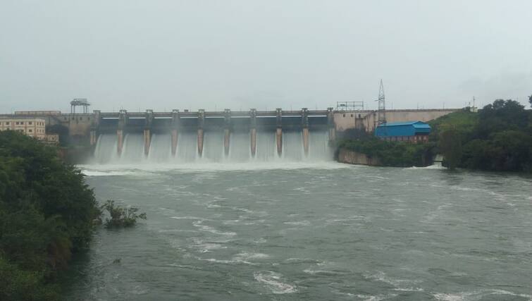 Heavy rains increased in Satara and Pune District heavy discharge started from Veer Dam and Ujani पुण्यासह साताऱ्यात पावसाचा जोर वाढला, उजनीसह वीर धरणातून मोठा विसर्ग, नदीकाठच्या गावांना सतर्कतेचा इशारा