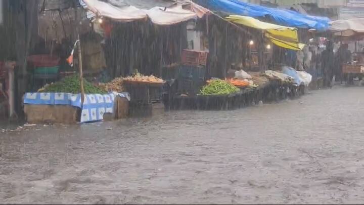 मात्र, आज अचानक आलेल्या पावसाने मात्र काही काळ एकच दाणादाण उडवल्याचे चित्र बघायला मिळाले आहे,