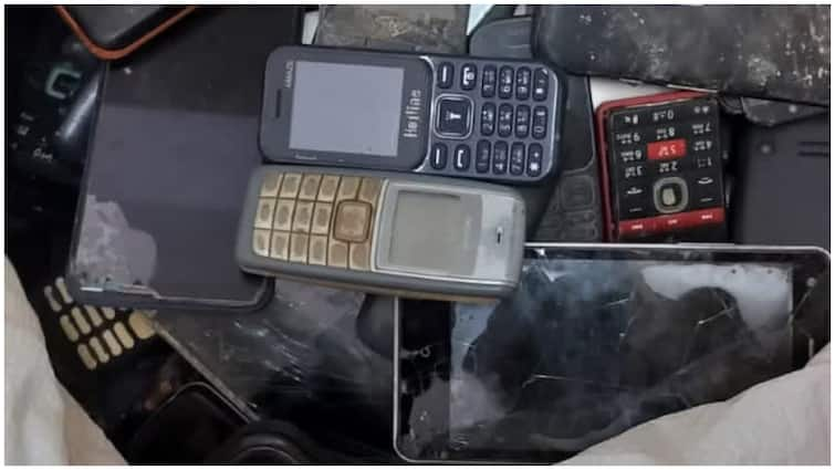 criminals buy old phones in Karimnagar and use the data for cybercrimes Karimnagar: పాత ఫోన్‌లు అమ్ముతున్నారా? కొత్తగా జరుగుతున్న సైబర్ మోసం గురించి తెలుసా?