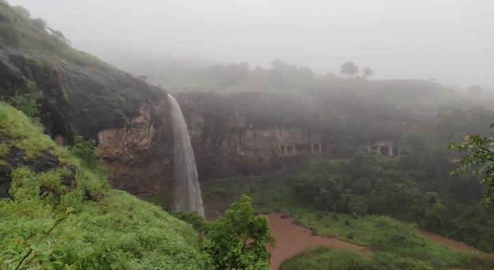 या ठिकाणी पर्यटक पाण्यात उतरण्याचा मोह आवरून धबधब्याचे मोहमयी नेत्रसुख घेण्यात धन्यता मानतात.
