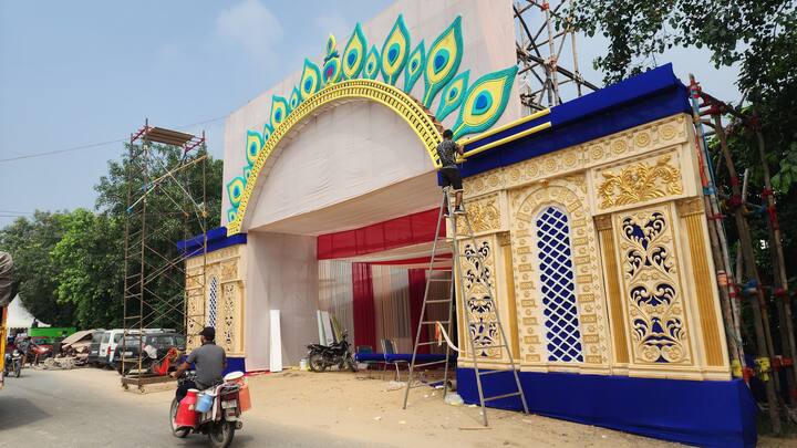 पूरे दिन कीर्तन का आयोजन किया जाएगा. उन्होंने बताया कि जन्माष्टमी की पूर्व संध्या 500 से अधिक स्कूली बच्चे कृष्ण के जीवन और लीलाओं को दर्शाने वाले नाटक प्रस्तुत करेंगे. सुपर स्टार सिंगर सीजन-3 के चमकते सितारे खुशी, पिहू शर्मा और खुशी नागर भजनों की प्रस्तुति देंगे.