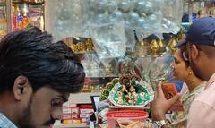 वाराणसी के बाजारों में जन्माष्टमी की धूम, कान्हा के श्रृंगार के लिए जमकर हो रही खरीदारी