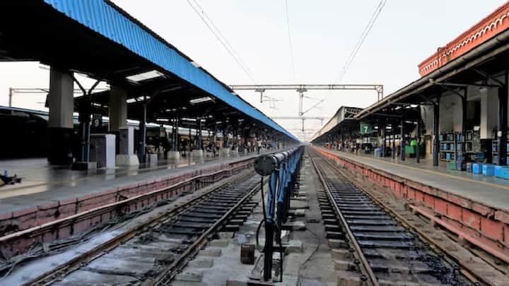 Indian Railway Rules: अगर आप अपने किसी रिश्तेदार या दोस्त को रेलवे स्टेशन छोड़ने जाते हैं तो जान लें कि प्लेटफॉर्म टिकट की वैलिडिटी कितने घंटे की होती है. जानते हैं इस बारे में.