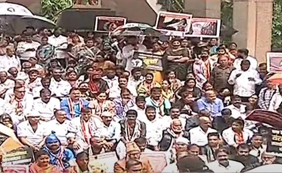 यावेळी मोठ्या संख्येने आंदोलक उपस्थित होते.