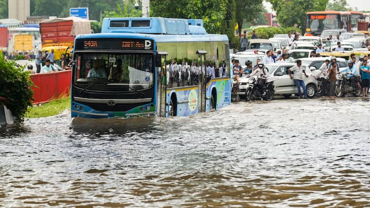 Delhi Weather Update: दिल्ली में इस बार अगस्त महीने में इतनी बारिश हुई कि पिछले 10 साल के रिकॉर्ड टूट गए. 1961 में सबसे ज्यादा 583.3 एमएम, 2012 में 378 एमएम और 2013 में 321 एमएम बारिश हुई थी.