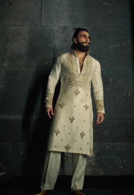 Ranveer Singh's effortless style is on full display in this ivory V-neck kurta with exposed buttons.