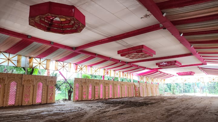 राजधानी दिल्ली में श्रीकृष्ण जन्मोत्सव धूमधाम से मनाया जायेगा. द्वारका स्थित इस्कॉन मंदिर में खास तैयारियां चल रही हैं. मौसम को देखते हुए पंडाल वाटरप्रूफ बनाया जा रहा है. इस्कॉन मंदिर की सजावट के लिए दुनिया भर से फूल मंगवाए गए हैं.