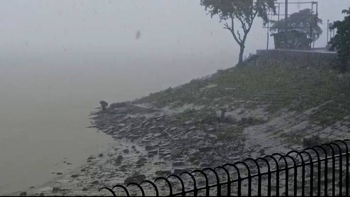 সমুদ্র উত্তাল হয়ে উঠেছে। পাশাপাশি জলস্তর বৃদ্ধি পেয়েছে কয়েকগুণ।