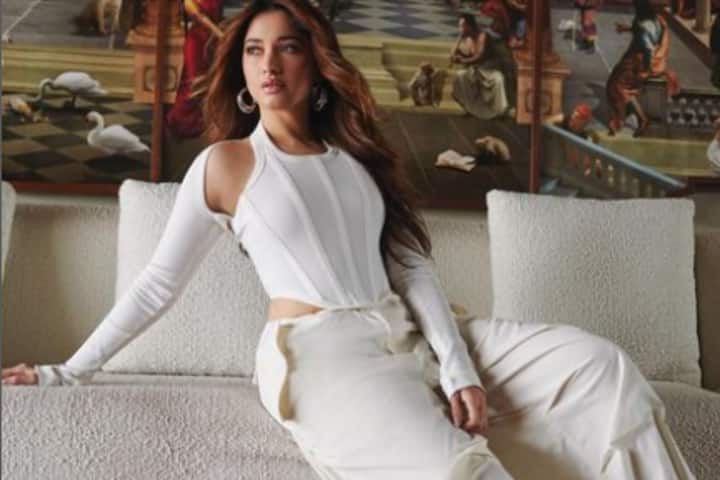 तमन्ना भाटिया का ये व्हाइट ड्रेस वाला लुक आपकी खूबसूरती में चार चांद लगा देगा, आप इसे पहन कर ऑफिस की किसी पार्टी में जा सकती हैं.