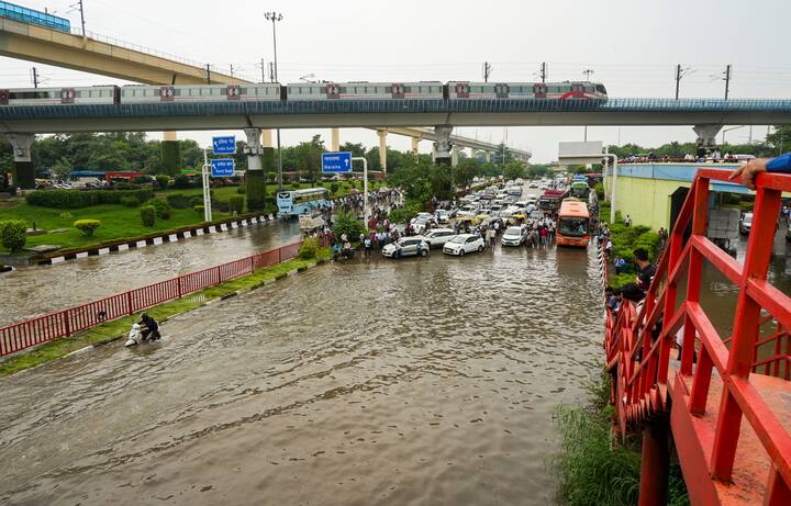 आईएमडी के आंकड़ों के अनुसार इस वर्ष अगस्त महीना के राष्ट्रीय राजधानी में सबसे अधिक वर्षा वाला महीना रहने की संभावना है. आईएमडी के आंकड़ों के अनुसार 23 अगस्त तक दिल्ली में 274 मिमी बारिश हुई जो अगस्त 2014 में दर्ज अधिकतम बारिश से अधिक है.