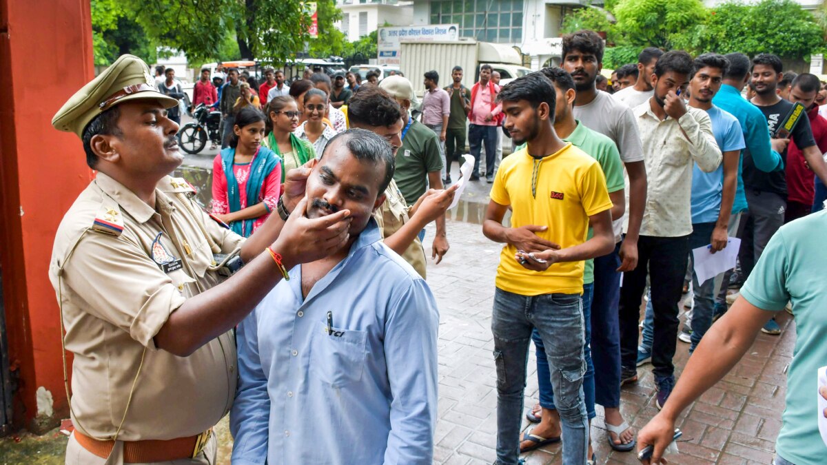 यूपी पुलिस भर्ती परीक्षा दूसरे दिन शांतिपूर्ण तरीके से हुई संपन्न, एग्जाम सेंटर पर रही सख्ती