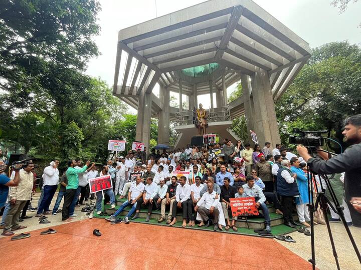 आंदोलनाच्या स्थळी शरद पावर पोहोचले आहेत. त्यांच्यासोबत खासदार सुप्रिया सुळे, राष्ट्रवादीचे कार्यकर्ते तसेच काँग्रेस आणि राष्ट्रवादीचे कार्यकर्ते उपस्थित आहेत.