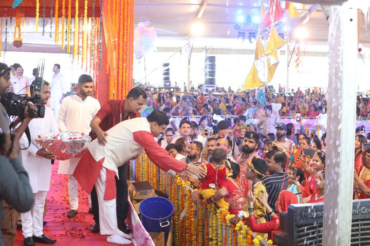 कार्यक्रम में सीएम डॉ. मोहन यादव बतौर मुख्य अतिथि के रूप में शामिल हुए. कार्यक्रम के दौरान करीब 5000 बच्चे राधा-कृष्ण का रूप धरकर आए. कुछ बच्चों को सीएम डॉ. यादव ने माखन मिश्री भी खिलाई.