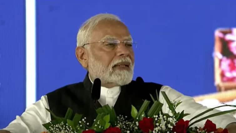 PM Narendra Modi Full Speech at Lakhpati Didi Event Jalgaon says No one has done as much work as the Modi government after independence Maharashtra Marathi News 'स्वातंत्र्यानंतर मोदी सरकार इतकं काम कोणी केलं नाही'; पंतप्रधान नरेंद्र मोदींचा छातीठोक दावा