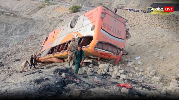 Pakistan Road Accident 35 People Dead Bus Fell in Kahuta Eastern Punjab Pakistan Bus Accident: पाकिस्तान में दर्दनाक हादसा, दो अलग-अलग बस दुर्घटनाओं में 35 लोगों की मौत, दर्जनों घायल