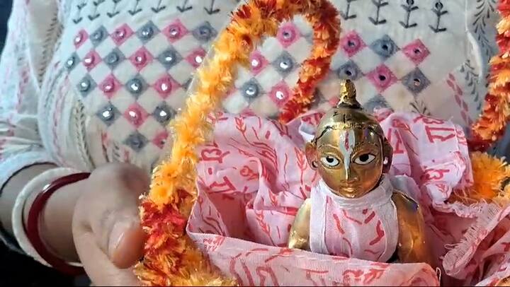 সোমবার জন্মাষ্টমী, তার আগে বাড়ির গোপালের জন্য কেনাকাটার ধুম। জন্মাষ্টমীর আগে সপ্তাহান্ত পড়েছে, ফলে শনি ও রবিবার বিক্রিবাট্টা বেশ ভাল চলছে। এমনই ছবি ধরা পড়েছে বাঁকুড়ায়।