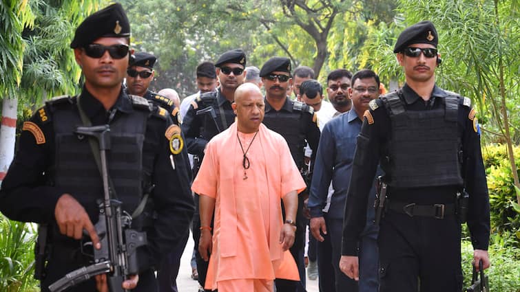 CM Yogi Adityanath Special instructions UP Police For Janmashtami 2024 Procession 'शोभायात्रा के दौरान किसी भी...' जन्माष्टमी को लेकर सीएम योगी ने पुलिस को दिए खास निर्देश