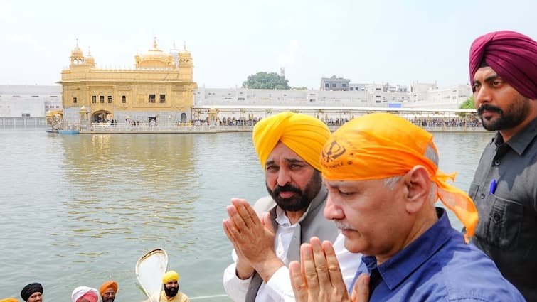 Manish Sisodia Visits Golden Temple In Amritsar, Prays For Kejriwal’s Launch