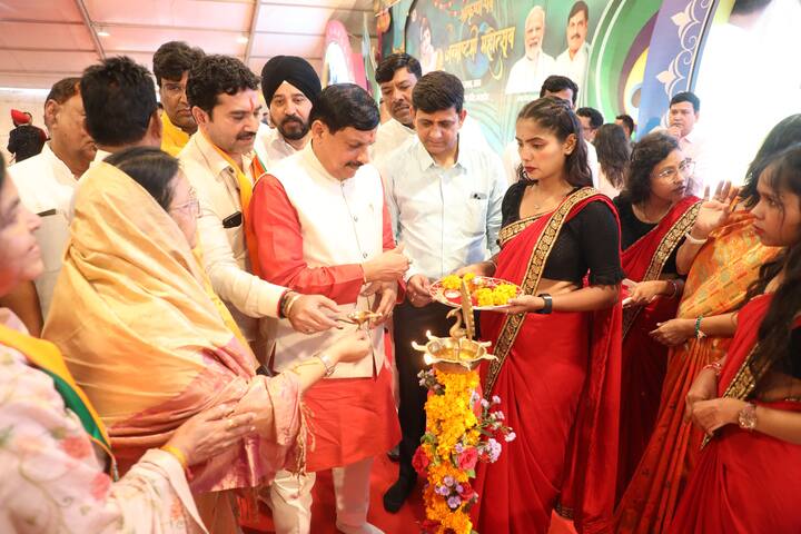 कार्यक्रम के दौरान सीएम ने बच्चों को गोद में लेकर लाड़ भी जताया. इस कार्यक्रम के दौरान सीएम डॉ. मोहन यादव ने बड़ी घोषणा करते हुए कहा कि प्रदेश की सभी नगरीय निकाय में गीता भवन बनाए जाएंगे.